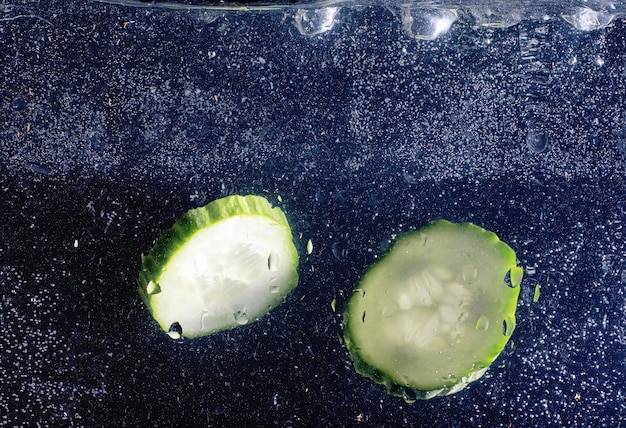 Gotas de agua sobre pepino maduro Fondo de verduras frescas con espacio de copia para su texto Concepto vegano