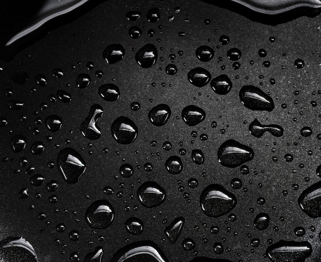 Gotas de agua sobre piso negro