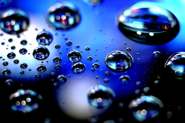 Gotas de agua sobre una superficie azul brillante