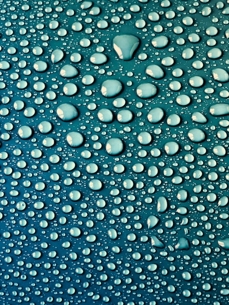 Gotas de agua sobre la superficie azul