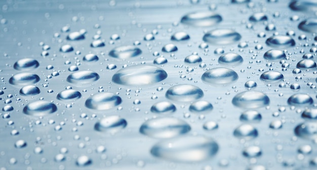 Foto gotas de agua sobre una superficie clara cerca. gota de agua macro.