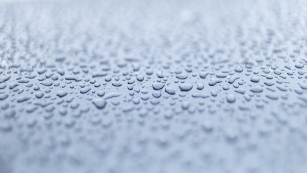 Gotas de agua sobre una superficie metálica