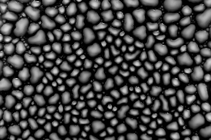 Gotas de agua sobre superficie negra