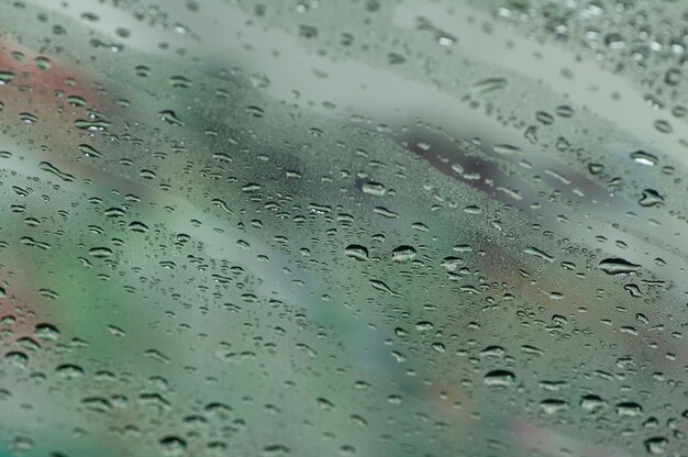 Gotas de agua sobre una superficie de vidrio