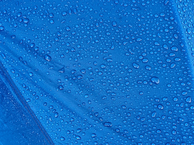 Foto gotas de agua sobre tejido de membrana impermeable. rocío de la mañana en la tienda.