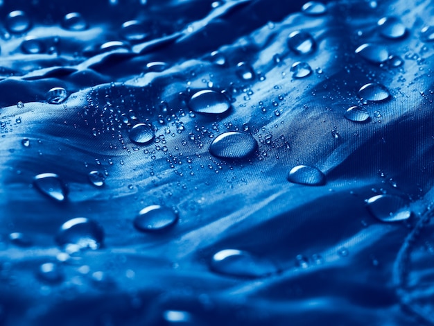 Gotas de agua sobre tela de membrana impermeable