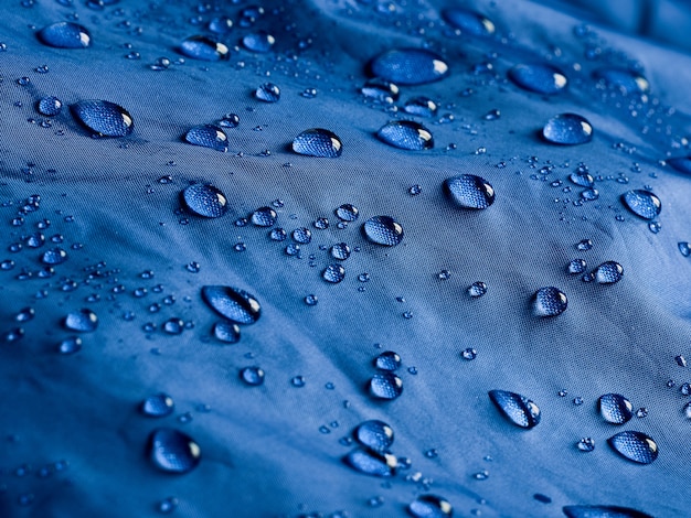 Gotas de agua sobre tela de membrana impermeable