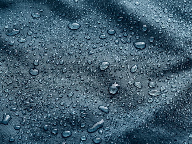 Gotas de agua sobre la tela.