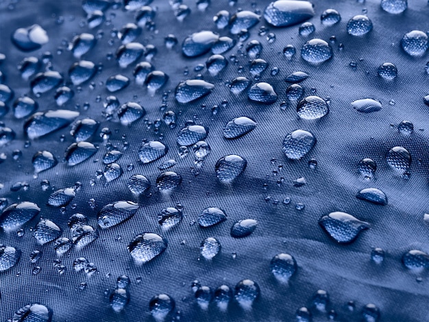 Gotas de agua sobre la tela.