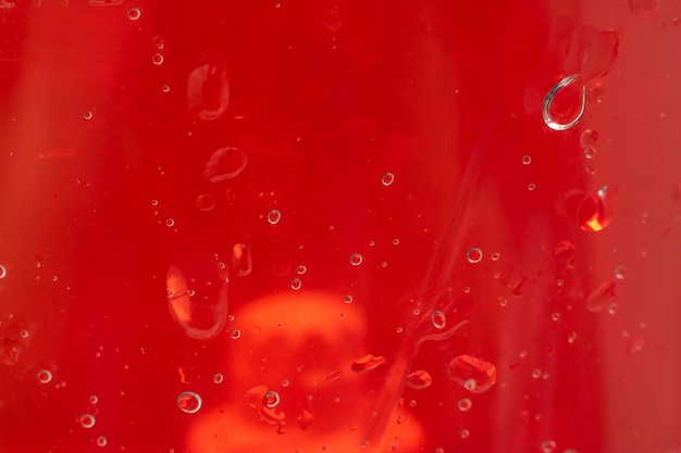 Gotas de agua sobre una textura de abstracción de fondo rojo