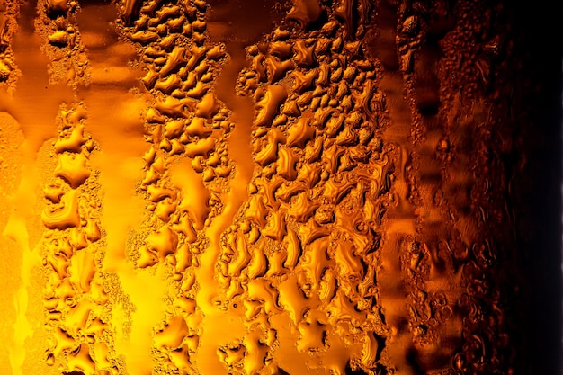 Gotas de agua sobre un vaso de cerveza Cerrar fondo de cerveza