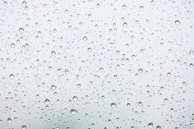 Gotas de agua sobre el vidrio, de cerca. antecedentes