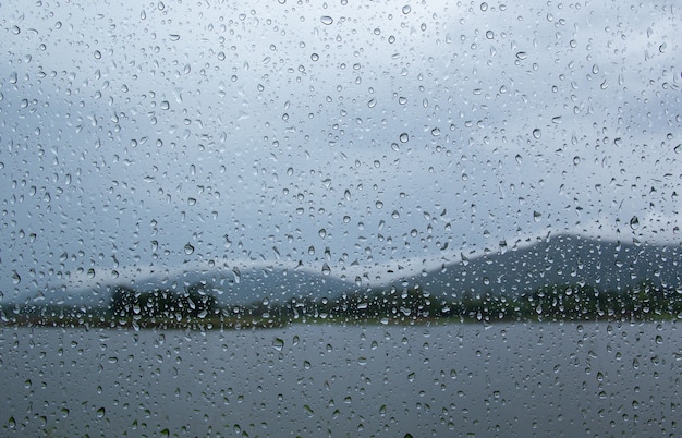 Gotas de agua sobre el vidrio del coche