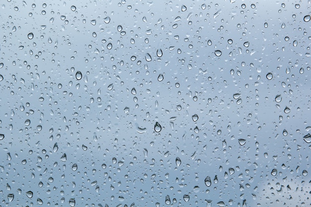 Gotas de agua sobre el vidrio del coche