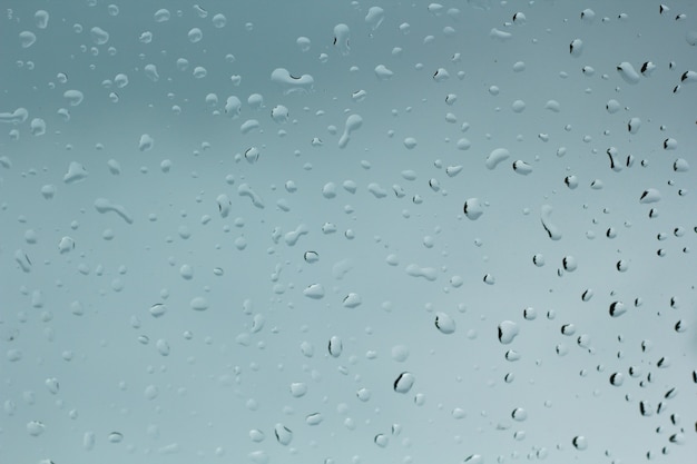 Gotas de agua sobre el vidrio del coche