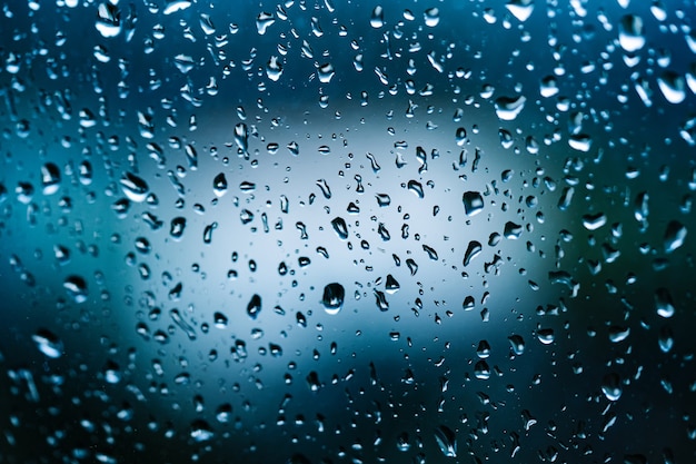 Gotas de agua sobre el vidrio. Grandes gotas de lluvia golpean el cristal de una ventana durante una lluvia de verano. Gotas de lluvia pura.