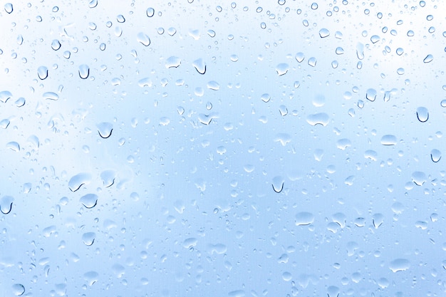 Gotas de agua sobre vidrio o gota de lluvia