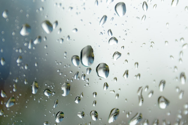 Gotas de agua sobre el vidrio de la ventana