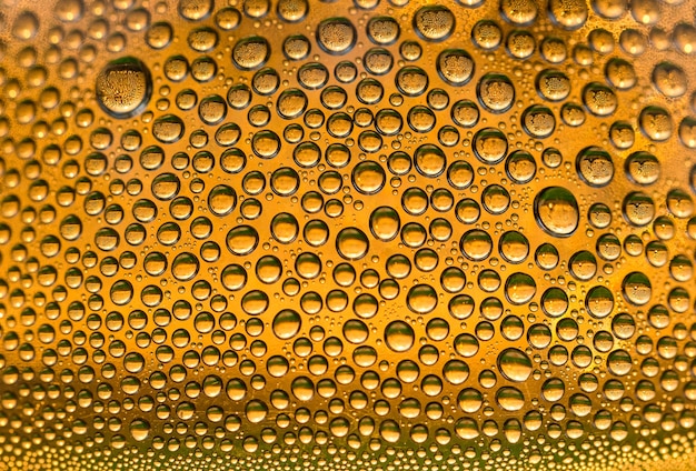 Gotas de agua sobre el vidrio.