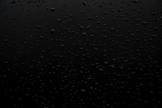 Gotas de agua en el suelo con fondo negro