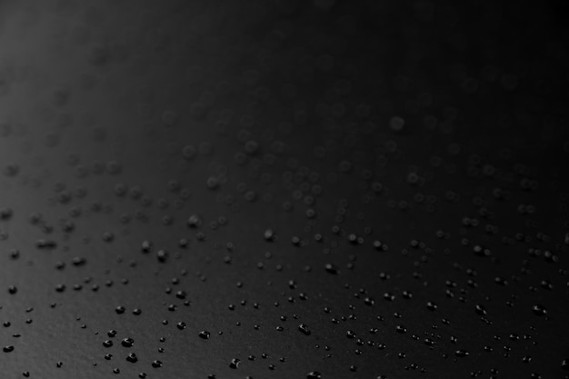 Gotas de agua en el suelo con fondo negro