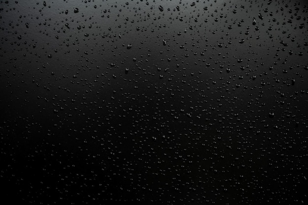 Gotas de agua en el suelo con fondo negro
