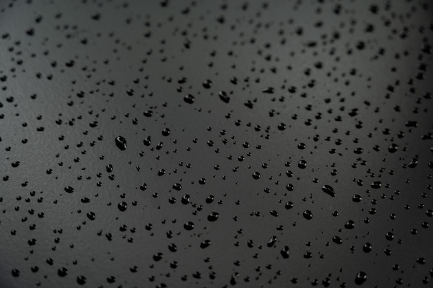 Gotas de agua en el suelo con fondo negro