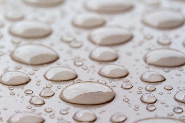 Gotas de agua en el suelo de granito con un fondo borroso