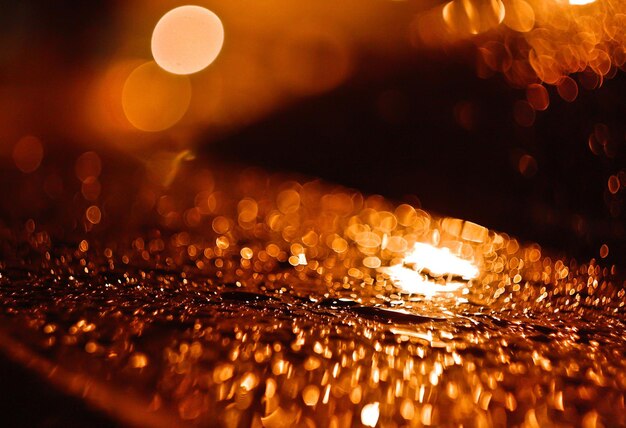 Gotas de agua en la superficie fuera de foco. bokeh de fondo