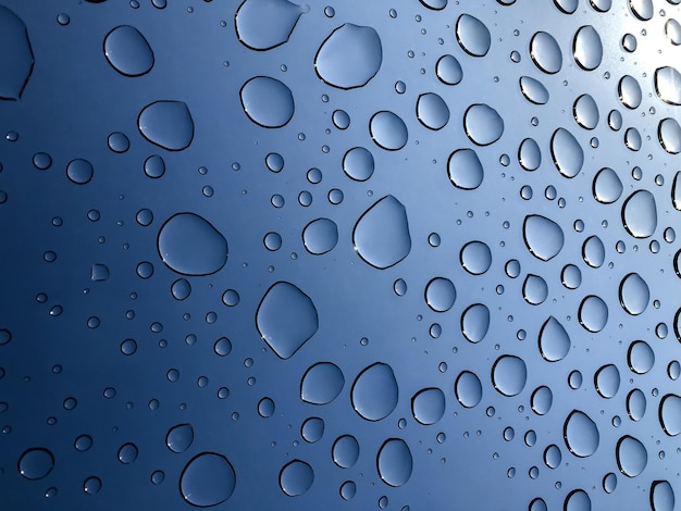 Gotas de agua a través de la ventana después de la lluvia