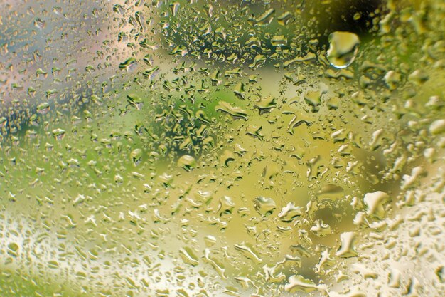 Gotas de agua en el vaso el agua fluye por el vaso