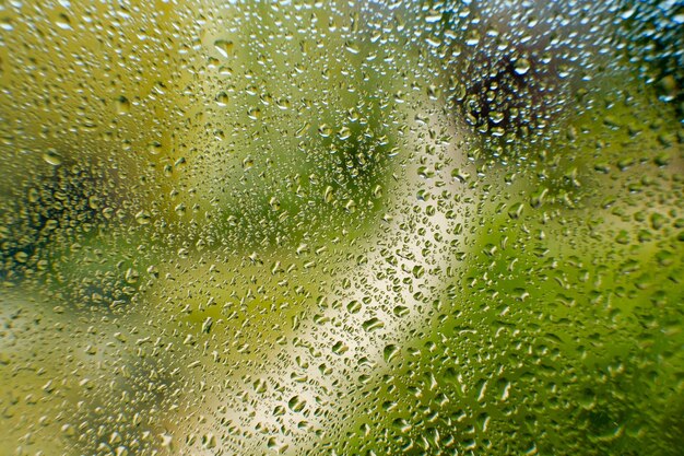 Gotas de agua en el vaso el agua fluye por el vaso