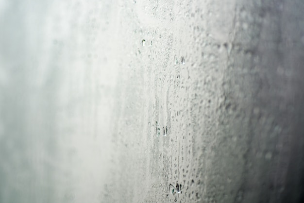 Gotas de agua en la ventana mojada.