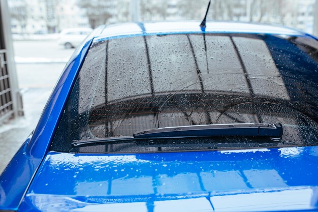 Gotas de agua en la ventana trasera del coche. concepto de lavado de autos