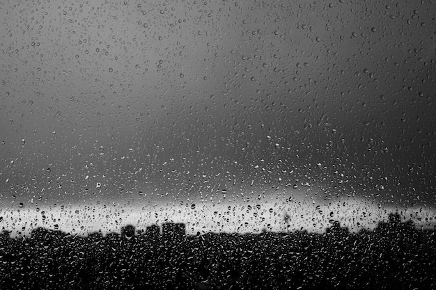 Gotas de agua en la ventana de vidrio mojado