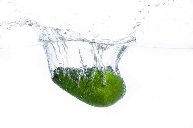 Gotas de aguacate en agua