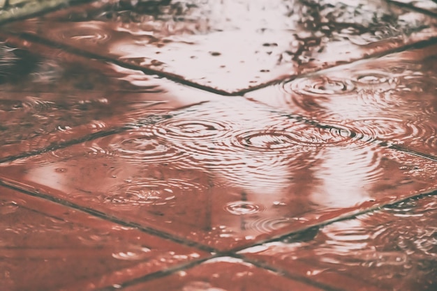 Gotas y charcos durante fuertes lluvias