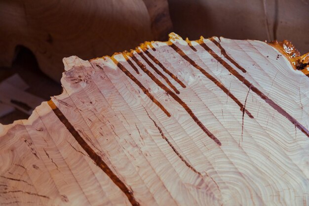 Gotas de cierre de resina epoxi que fluye sobre la mesa de madera