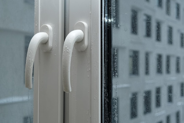 Gotas y condensación en la ventana. Ventana empañada, primer plano. Aumento de la humedad en el apartamento.