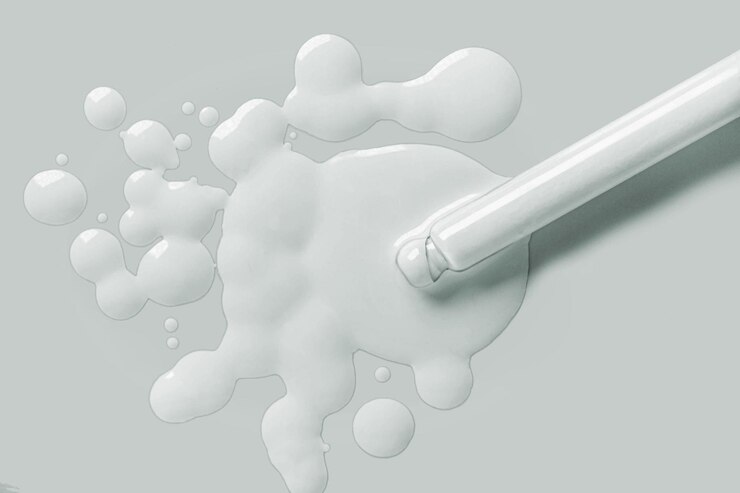 Foto gotas cosméticas blancas de crema de bálsamo de máscara de textura de mancha con gotero de pipeta aislado sobre fondo gris