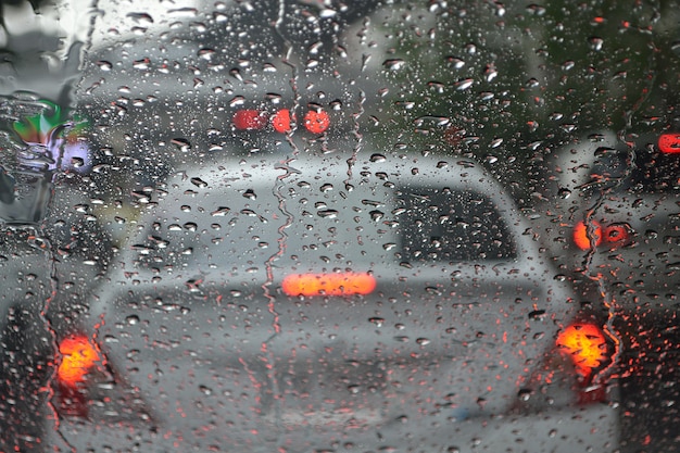 Gotas da chuva no fundo do carro de vidro. na rua