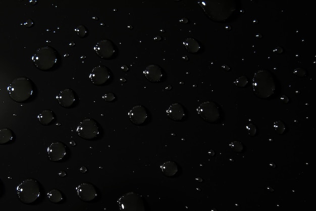 Gotas de água abstratas em macro de fundo preto Bolhas de perto Gotas de líquido cosmético Padrão de colocação plana