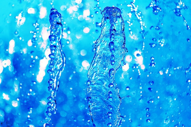 Foto gotas de água azul da fonte no céu