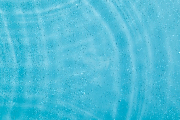gotas de água com círculos em fundo azul
