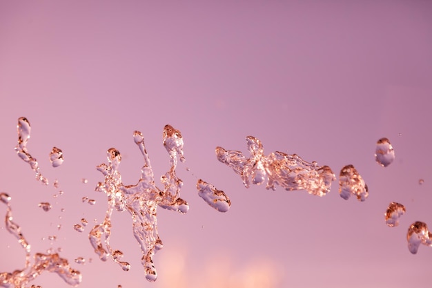 Gotas de água congeladas no ar com salpicos e bolhas de corrente em um fundo isolado de ouro e bronze na natureza Líquido claro e transparente simbolizando saúde e natureza
