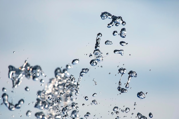 Gotas de água da fonte no céu