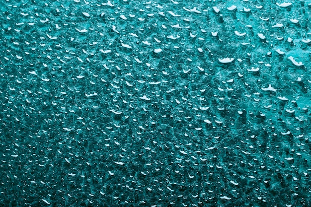 Gotas de água de fundo abstrato em vidro azul ou metal