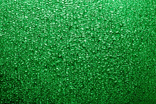 Gotas de água de fundo abstrato em vidro verde ou metal