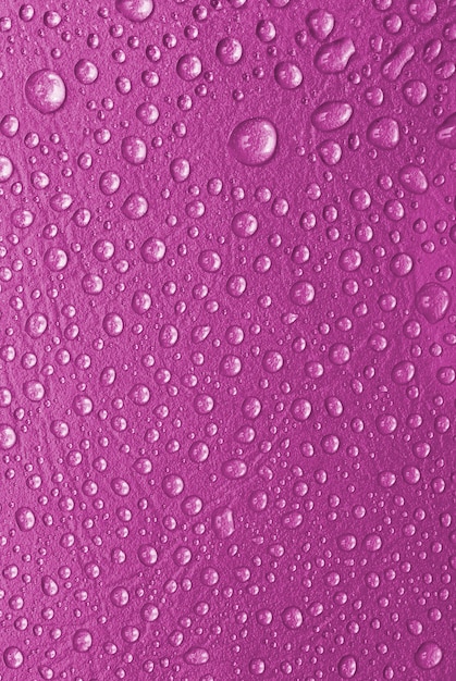 Gotas de água-de-rosa em um fundo de vidro