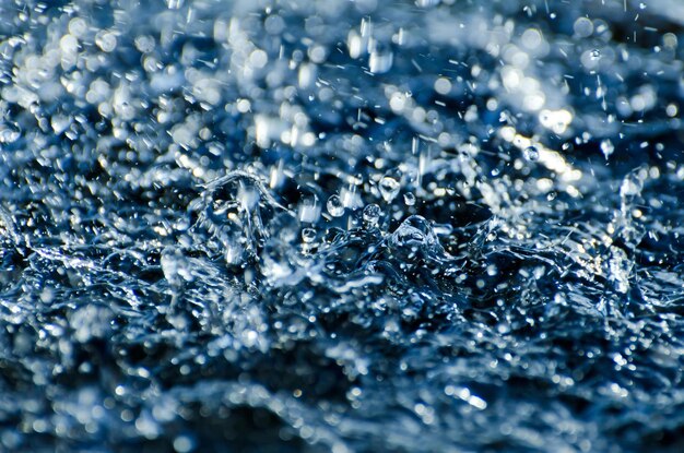 Gotas de água doce em superfície clara